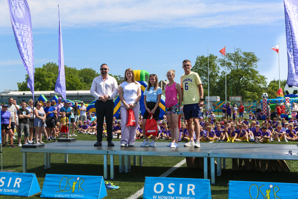Osoby nagrodzone na podium podczas Pikniku SIX
