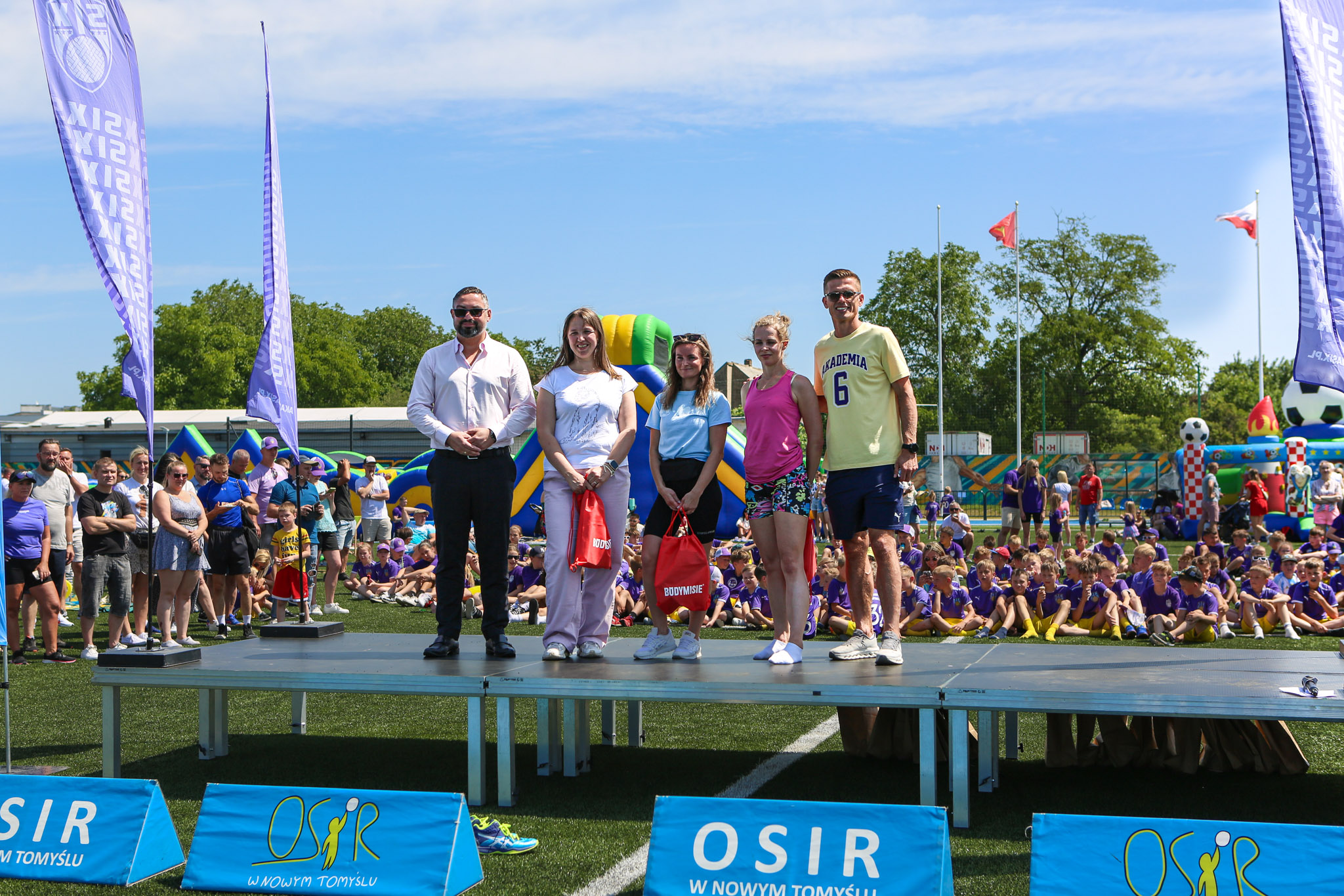 Osoby nagrodzone na podium podczas Pikniku SIX